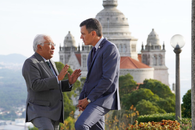 Archivo - El primer ministro de Portugal, Antonio Costa (i) y el presidente del Gobierno, Pedro Sánchez (d), conversan tras reunirse en la XXXIII Cumbre Hispano-Portuguesa en la Pousada de Viana do Castelo, a 4 de noviembre de 2022, en Viana do Castelo (P