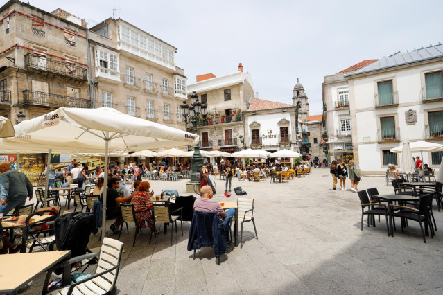 Archivo - Varias personas en una terraza de Vigo.