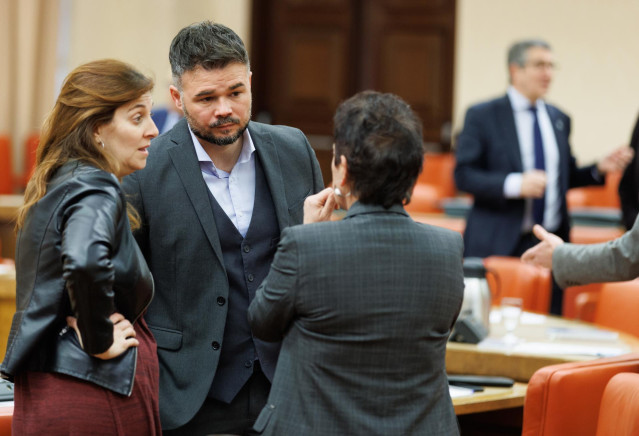 Los diputados de ERC Carolina Telechea y Gabriel Rufián hablan con la portavoz de EH Bildu Mertxe Aizpurua,