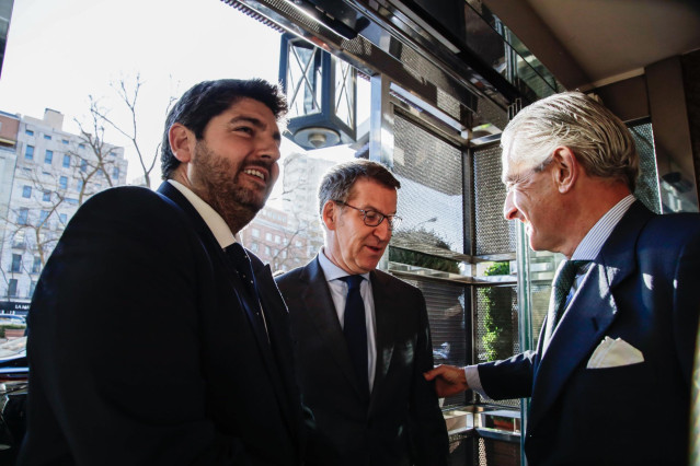 (I-D) El presidente de la Región de Murcia, Fernando López Miras; el presidente del PP, Alberto Núñez Feijóo y y el presidente de Europa Press, Asís Martín de Cabiedes, a su llegada a un desayuno informativo de Europa Press, en el Hyatt Regency Hesperia M