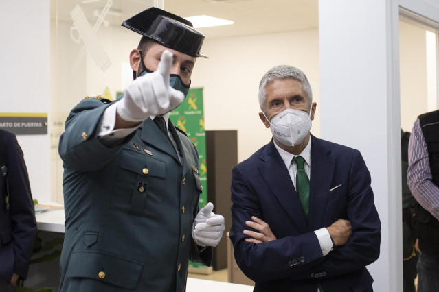 Archivo - El capitán jefe de la Compañía Alcalá de Henares, Héctor Mora Saldaña (i) y el ministro del Interior, Fernando Grande-Marlaska (d), en el acto de inauguración de las nuevas dependencias oficiales de la Guardia Civil en Villalbilla.