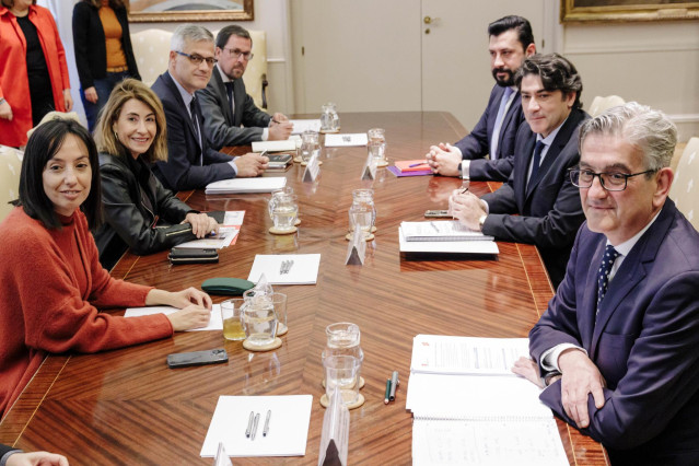 La delegada del Gobierno en la Comunidad de Madrid, Mercedes González (i), la ministra de Transportes, Movilidad y Agenda Urbana, Raquel Sánchez (2i), y el Consejero de Transportes e Infraestructuras de la Comunidad de Madrid, David Pérez García (2d), se
