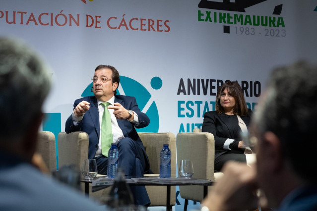 El presidente de la Junta, Guillermo Fernández Vara, en el desayuno informativo 