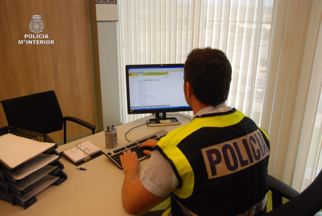 Archivo - Imagen de una operación policial contra la distribución y tenencia de pornografía infantil.