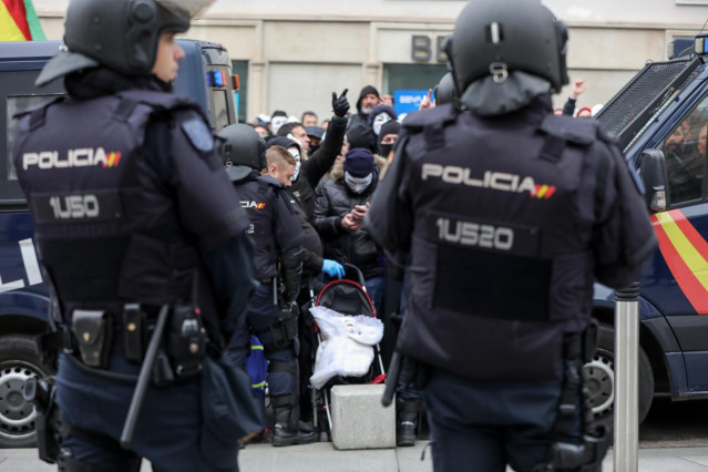 Archivo - Agentes de la Policía Naciona en una manifestación frente al Congreso