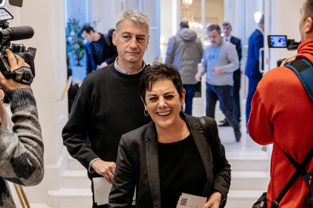 Archivo - El diputado de EH Bildu Oskar Matute y la portavoz de EH Bildu en el Congreso, Mertxe Aizpurua