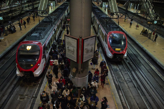 Archivo - Acumulación de viajeros en un andén de la estación de Atocha