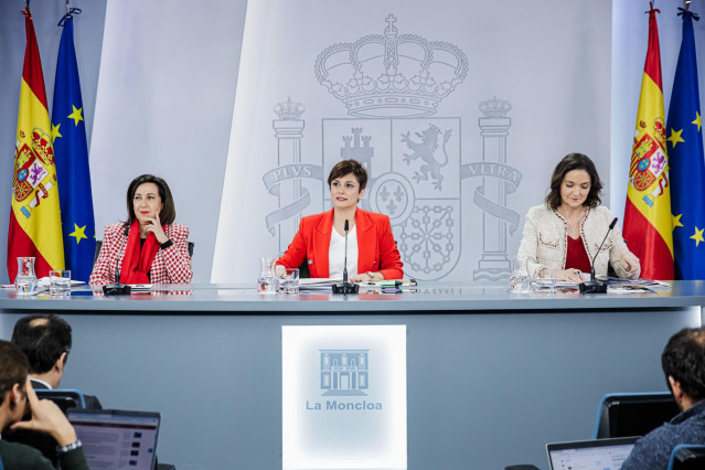 (I-D) La ministra de Defensa, Margarita Robles, la ministra de Política Territorial y portavoz del Gobierno, Isabel Rodríguez, y la ministra de Industria, Comercio y Turismo, Reyes Maroto, comparecen tras el Consejo de Ministros en Moncloa, a 14 de marzo