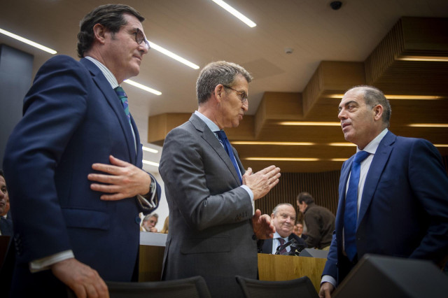 (I-D) El presidente de la CEOE, Antonio Garamendi; el presidente del PP, Alberto Núñez Feijóo, y el presidente de ATA, Lorenzo Amor, conversan a su llegada al IV Foro Emprendedores y Autónomos, organizado por ATA, a 14 de marzo de 2023, en Madrid (España)
