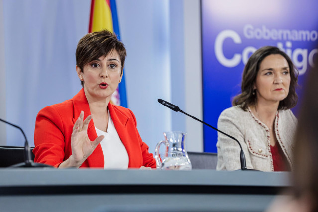La ministra de Política Territorial y portavoz del Gobierno, Isabel Rodríguez (i), y la ministra de Industria, Comercio y Turismo, Reyes Maroto (d), comparecen tras el Consejo de Ministros en Moncloa, a 14 de marzo de 2023, en Madrid (España). El Consejo