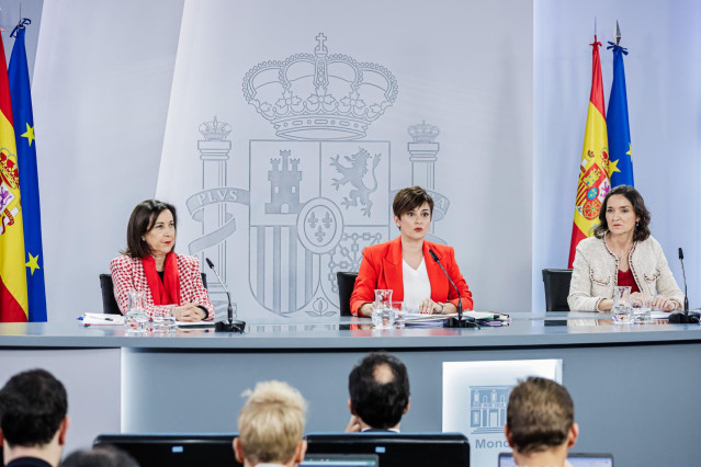 (I-D) La ministra de Defensa, Margarita Robles, la ministra de Política Territorial y portavoz del Gobierno, Isabel Rodríguez, y la ministra de Industria, Comercio y Turismo, Reyes Maroto, comparecen tras el Consejo de Ministros en Moncloa