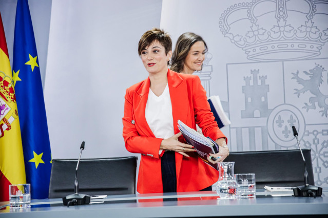 La ministra de Política Territorial y portavoz del Gobierno, Isabel Rodríguez (i), y la ministra de Industria, Comercio y Turismo, Reyes Maroto (d), a su llegada a su comparecencia tras el Consejo de Ministros en Moncloa, a 14 de marzo de 2023, en Madrid