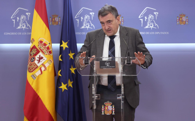 Archivo - El portavoz del PNV en el Congreso, Aitor Esteban, interviene en una rueda de prensa en el Congreso.