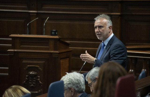 Archivo - El presidente del Gobierno de Canarias, Ángel Víctor Torres, durante una sesión plenaria en el Parlamento de Canarias