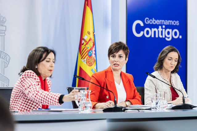 (I-D) La ministra de Defensa, Margarita Robles, la ministra de Política Territorial y portavoz del Gobierno, Isabel Rodríguez, y la ministra de Industria, Comercio y Turismo, Reyes Maroto, comparecen tras el Consejo de Ministros en Moncloa, a 14 de marzo