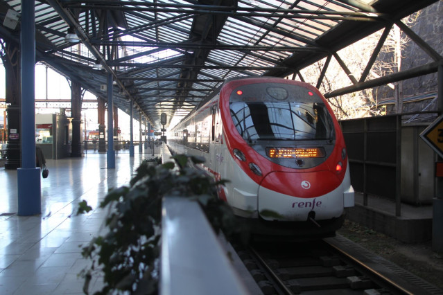 Archivo - Tren, trenes de Cercanías de Renfe en Madrid