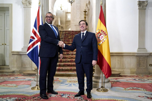 Archivo - El ministro de Asuntos Exteriores, Unión Europea y Cooperación, José Manuel Albares (d), recibe a su homólogo británico, James Cleverly (i), en el Ministerio de Asuntos Exteriores, Unión Europea y Cooperación, a 14 de diciembre de 2022