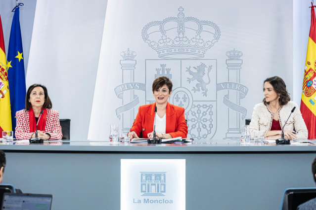 (I-D) La ministra de Defensa, Margarita Robles, la ministra de Política Territorial y portavoz del Gobierno, Isabel Rodríguez, y la ministra de Industria, Comercio y Turismo, Reyes Maroto, comparecen tras el Consejo de Ministros, a 14 de marzo de 2023.