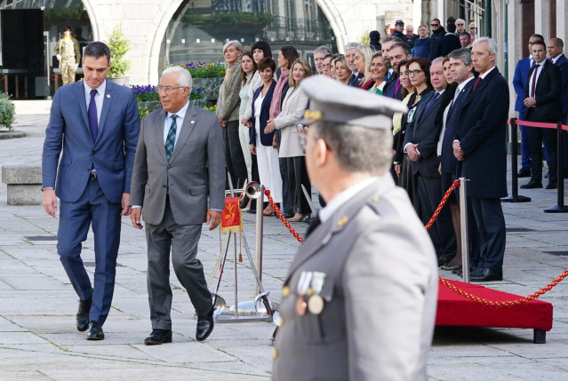 Archivo - El primer ministro de Portugal, Antonio Costa (d) y el presidente del Gobierno, Pedro Sánchez (i), a su llegada a la XXXIII Cumbre Hispano-Portuguesa en la Pousada de Viana do Castelo, a 4 de noviembre de 2022, en Viana do Castelo (Portugal).