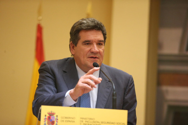 Archivo - El ministro de Inclusión, Seguridad Social y Migraciones, José Luis Escrivá interviene durante la presentación del acuerdo de colaboración firmado entre el Ministerio de Inclusión, AMAT y la Fundación CEOE en la Sede del Ministerio, a 5 de mayo