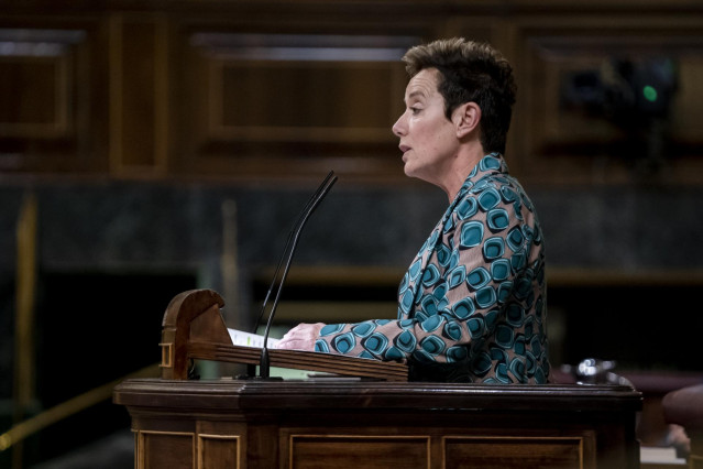 La diputada de Bildu Isabel Pozueta interviene durante una sesión plenaria, en el Congreso de los Diputados.