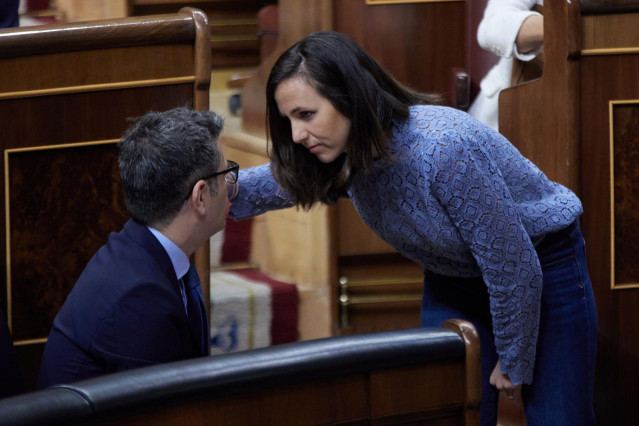 El ministro de Presidencia, Félix Bolaños, y la líder de Podemos y ministra de Derechos Sociales, Ione Belarra, conversan durante una sesión plenaria en el Congreso de los Diputados, a 15 de marzo de 2023, en Madrid (España).