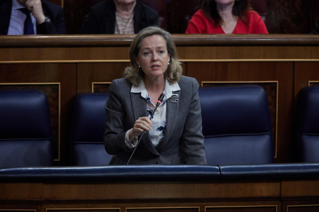 La vicepresidenta primera del Gobierno y ministra de Asuntos Económicos, Nadia Calviño, interviene durante una sesión plenaria en el Congreso de los Diputados, a 15 de marzo de 2023, en Madrid (España). El pleno del Congreso de los Diputados celebra hoy u