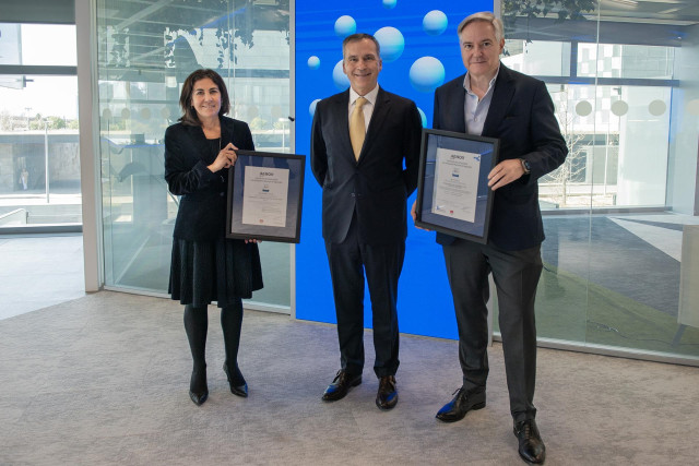 De izquierda a derecha: La consejera delegada de Ciberseguridad y Cloud de Telefónica Tech, María Jesús Almazor; el consejero delegado de AENOR, Rafael García Meiro; y el director general general B2B de Telefónica España, Adrián García Nevado.