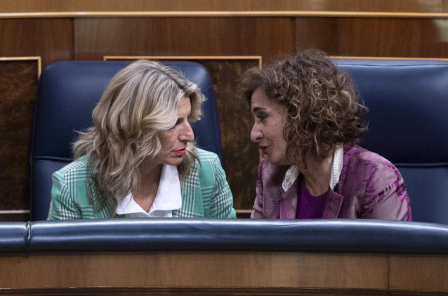 Archivo - La vicepresidenta segunda del Gobierno y ministra de Trabajo, Yolanda Díaz (i), y la ministra de Hacienda y Función Pública, María Jesús Montero (d).