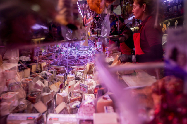 Archivo - Quesos en el mostrador de la tienda de comestibles