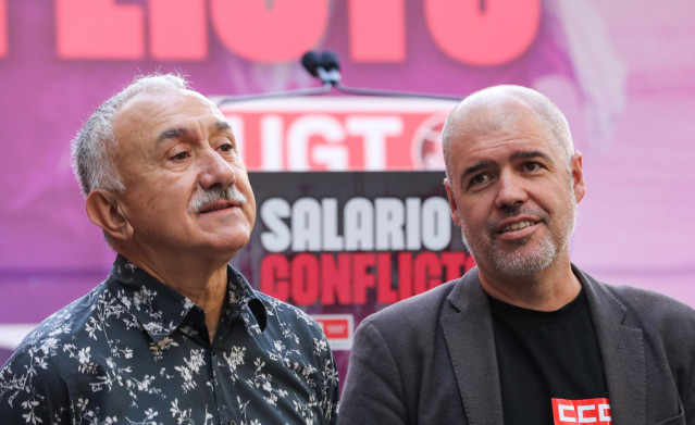 Archivo - El secretario General de UGT, Pepe Álvarez (i), y el secretario general de CCOO, Unai Sordo (d), en una imagen de archivo
