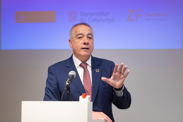 El delegado especial del Estado en el CZFB, Pere Navarro, interviene durante la firma de la resolución del concurso de la parcela de Nissan en Zona Franca, a 13 de marzo de 2023, en Barcelona, Catalunya (España).