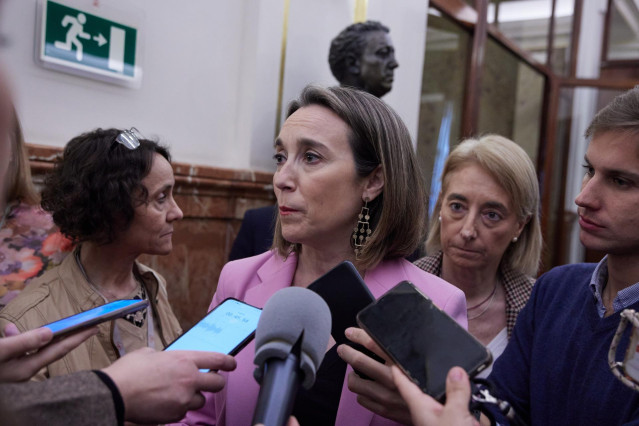 La secretaria general del PP y portavoz del Grupo Popular en el Congreso, Cuca Gamarra, atiende a medios durante una sesión plenaria en el Congreso de los Diputados, a 15 de marzo de 2023, en Madrid (España). El pleno del Congreso de los Diputados celebra