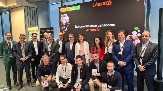 La ministra de Industria, Comercio y Turismo, Reyes Maroto, posa con los ganadores de la cuarta edición de 'Lánzate' y algunos sde los direcitvos que participan en la iniciativa