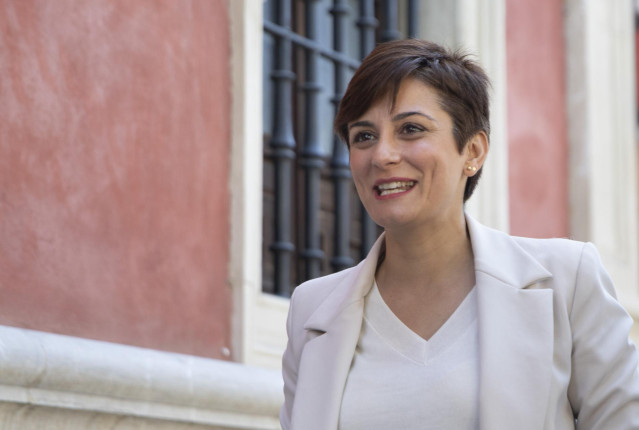 La ministra de Política Territorial y portavoz del Gobierno, Isabel Rodríguez, a su llegada al III Foro Económico que organiza el diario El Español. A 15 de marzo de 2023, en Sevilla (Andalucía, España). La ministra de Política Territorial y portavoz del