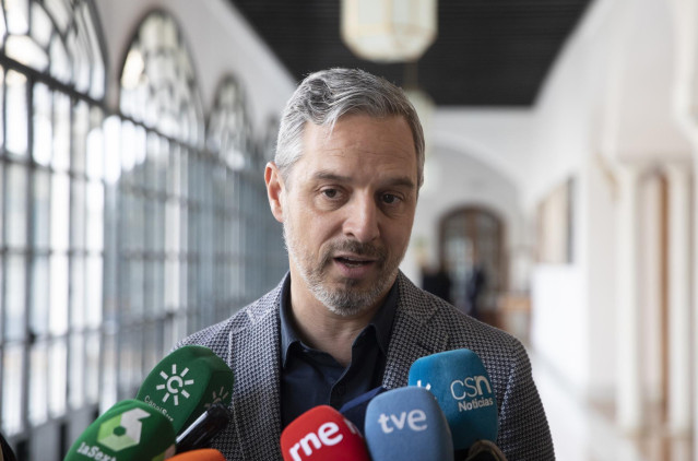 Archivo - El vicesecretario de Economía del Partido Popular, Juan Bravo, atiende a los medios de comunicación tras la formalización de su renuncia al escaño del Parlamento andaluz. A 10 de febrero de 2023, en Sevilla (Andalucía, España). El vicesecretario