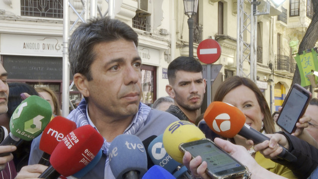 Carlos Mazón atiende a los medios tras visitar una falla