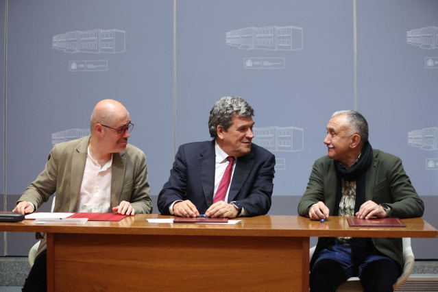 (I-D) El secretario general de Comisiones Obreras (CCOO), Unai Sordo; el ministro de Inclusión, Seguridad Social y Migraciones, José Luis Escrivá, y el secretario general de UGT, Pepe Álvarez, firman el acuerdo de pensiones