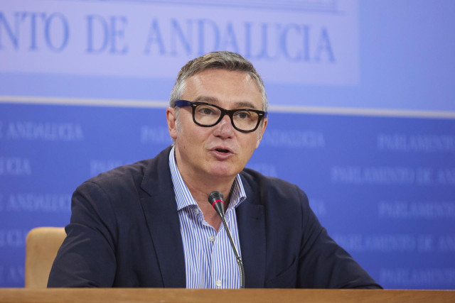 El portavoz del Grupo Parlamentario Vox, Manuel Gavira, durante la ronda de ruedas de prensa de portavoces de los grupos parlamentarios con motivo de la reunión de la Mesa y de la Junta de Portavoces en el Parlamento de Andalucía, a 15 de marzo de 2023 en