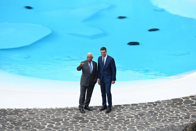 El primer ministro de la República Portuguesa, António Costa (i) y el presidente del Gobierno, Pedro Sánchez (d), a su llegada a la reunión plenaria de las delegaciones española y portuguesa, durante la celebración de la XXXIV Cumbre Hispano-Portuguesa en