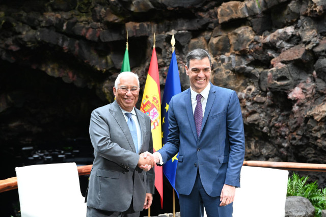 El primer ministro de la República Portuguesa, António Costa (i) y  el presidente del Gobierno, Pedro Sánchez (d), posan en los Jameos del Agua, antes de la celebración de la XXXIV Cumbre Hispano-Portuguesa