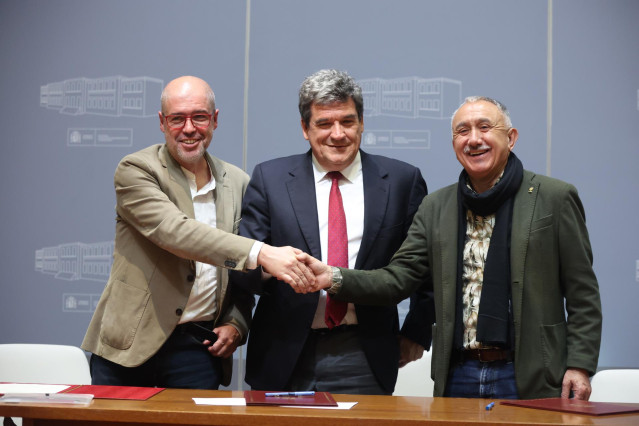 (I-D) El secretario general de Comisiones Obreras (CCOO), Unai Sordo; el ministro de Inclusión, Seguridad Social y Migraciones, José Luis Escrivá, y el secretario general de UGT, Pepe Álvarez, tras firmar el acuerdo de pensiones