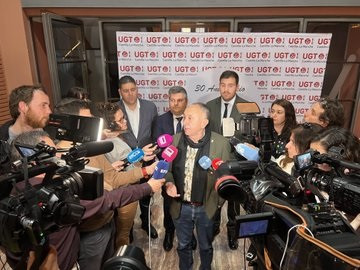 El secretario general de UGT, Pepe Álvarez, atiende a los medios antes del acto del 30 aniversario de UGT C-LM.