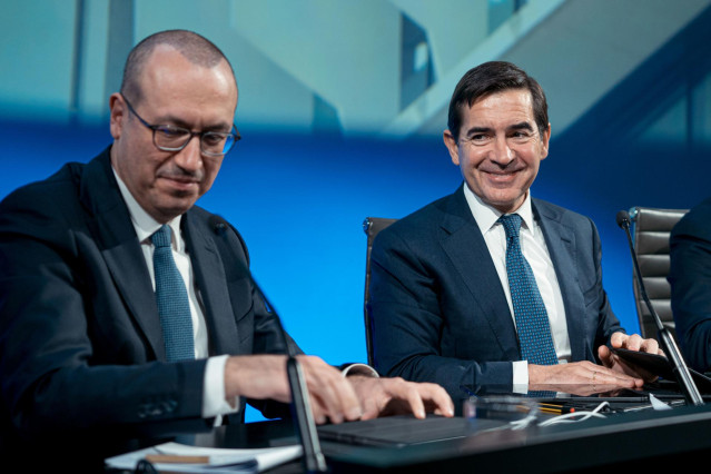 Archivo - El consejero delegado de BBVA, Onur Genç (i) y su presidente Carlos Torres Vila (d), durante la presentación de los resultados de BBVA en 2022, en el Auditorio Ciudad BBVA, a 1 de febrero de 2023, en Madrid (España).