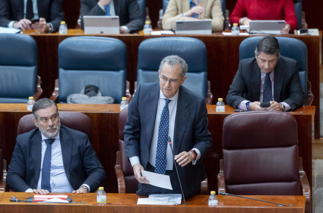 El vicepresidente, consejero de Educación y Universidades de la Comunidad de Madrid, Enrique Ossorio, interviene durante un pleno en la Asamblea de Madrid, a 2 de marzo de 2023, en Madrid (España).