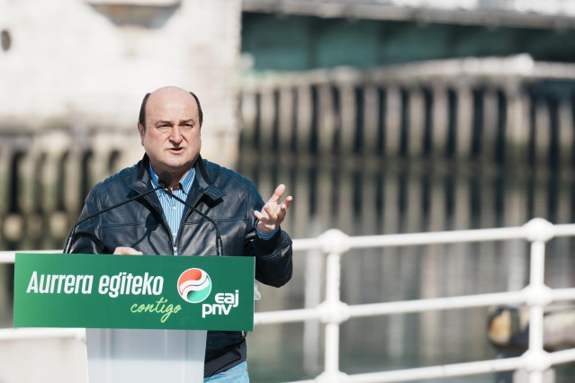 El presidente del PNV, Andoni Ortuzar, interviene durante el acto de  presentación de Juan Mari Aburto como candidato a la alcaldía de Bilbao por EAJ-PNV, en el Arenal, a 5 de marzo de 2023, en Bilbao