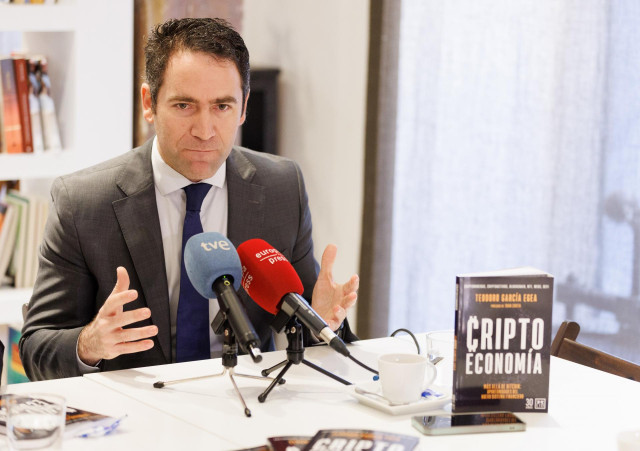 El exsecretario general del PP y diputado por Murcia, Teodoro García Egea, durante la presentación de su libro ‘Criptoeconomía’, en las oficinas de LID Editorial, a 16 de marzo de 2023, en Madrid (España). Con ‘Criptoeconomía’, el autor busca que los ciud