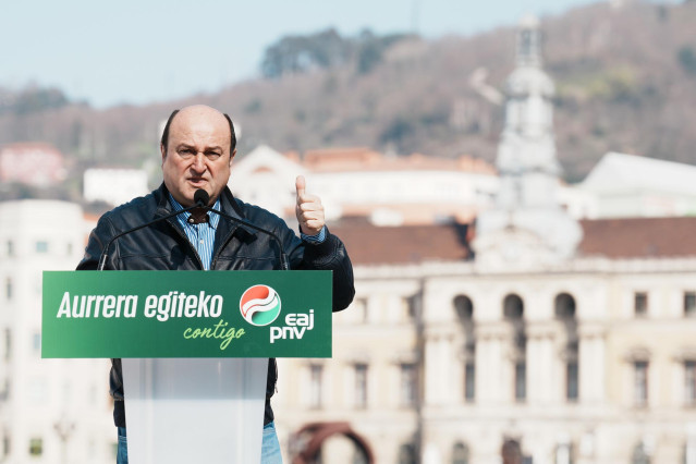 El presidente del PNV, Andoni Ortuzar, interviene durante el acto de  presentación de Juan Mari Aburto como candidato a la alcaldía de Bilbao por EAJ-PNV, en el Arenal, a 5 de marzo de 2023, en Bilbao