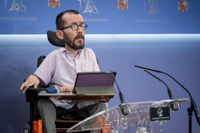 El portavoz de Unidas Podemos en el Congreso, Pablo Echenique, durante una rueda de prensa posterior a la reunión de la Junta de Portavoces, en el Congreso de los Diputados, a 21 de febrero de 2023, en Madrid (España).