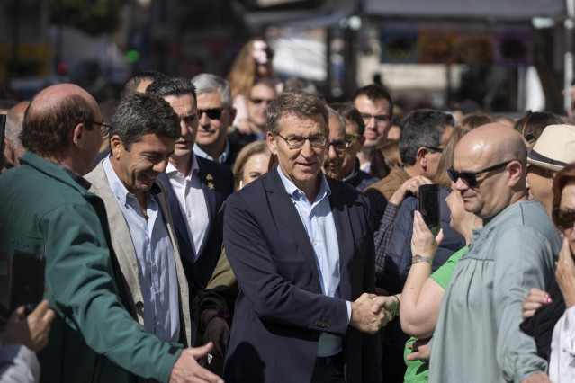 El presidente del PP, Alberto Núñez Feijóo, a su llegada a la falla Convento Jerusalén de València para visitar su monumento grande.